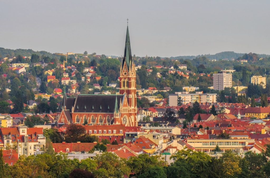 Panorama města s kostelem Nejsvětějšího Srdce Ježíšova v Grazu | lianem/123RF.com
