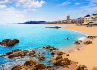 Zajímavosti ve Španělsku – zajímavá místa a památky k vidění Pláž Lloret de Mar v oblasti Costa Brava | tonobalaguer/123RF.com