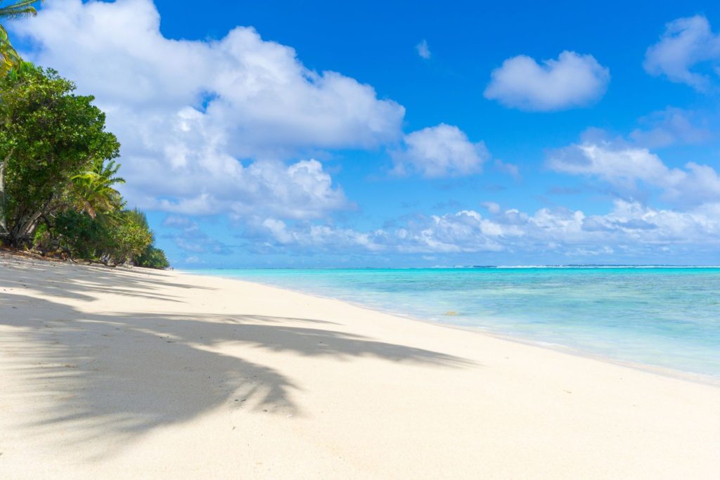 Pláž na ostrově Rarotonga na Cookových ostrovech | fbxx/123RF.com