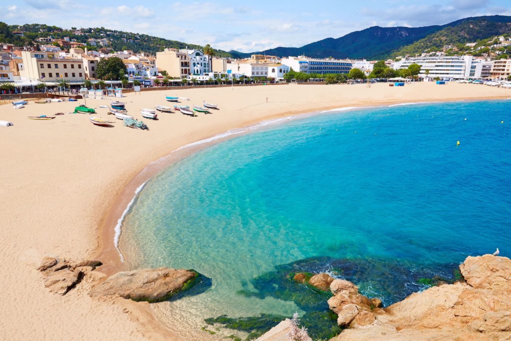 Pláž Tossa de Mar v oblasti Costa Brava | tonobalaguer/123RF.com