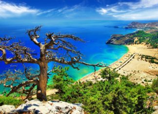 Dovolená na Rhodosu – zajímavá místa, památky a další zajímavosti řeckého ostrova Pohled na pobřeží řeckého ostrova Rhodos | freeartist/123RF.com