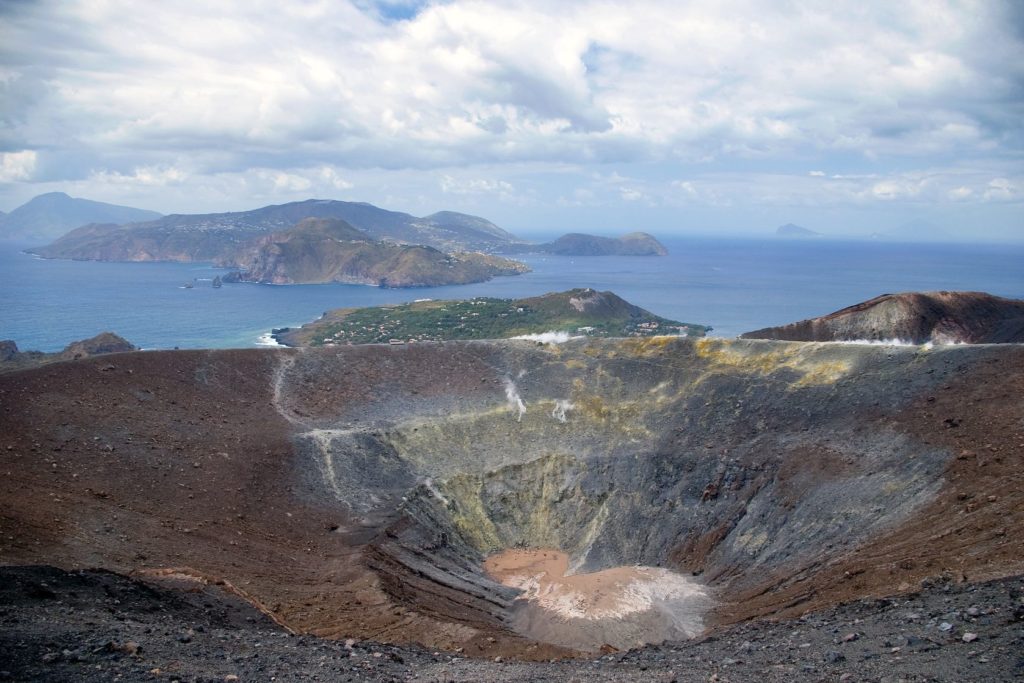 Velký kráter na ostrově Vulcano | slunicko1977/123RF.com