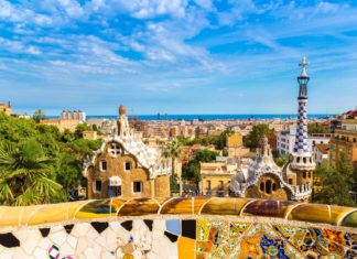 Dovolená ve Španělsku – jakou dovolenou si vybrat a kam jet? Park Güell v letní den v Barceloně | bloodua/123RF.com